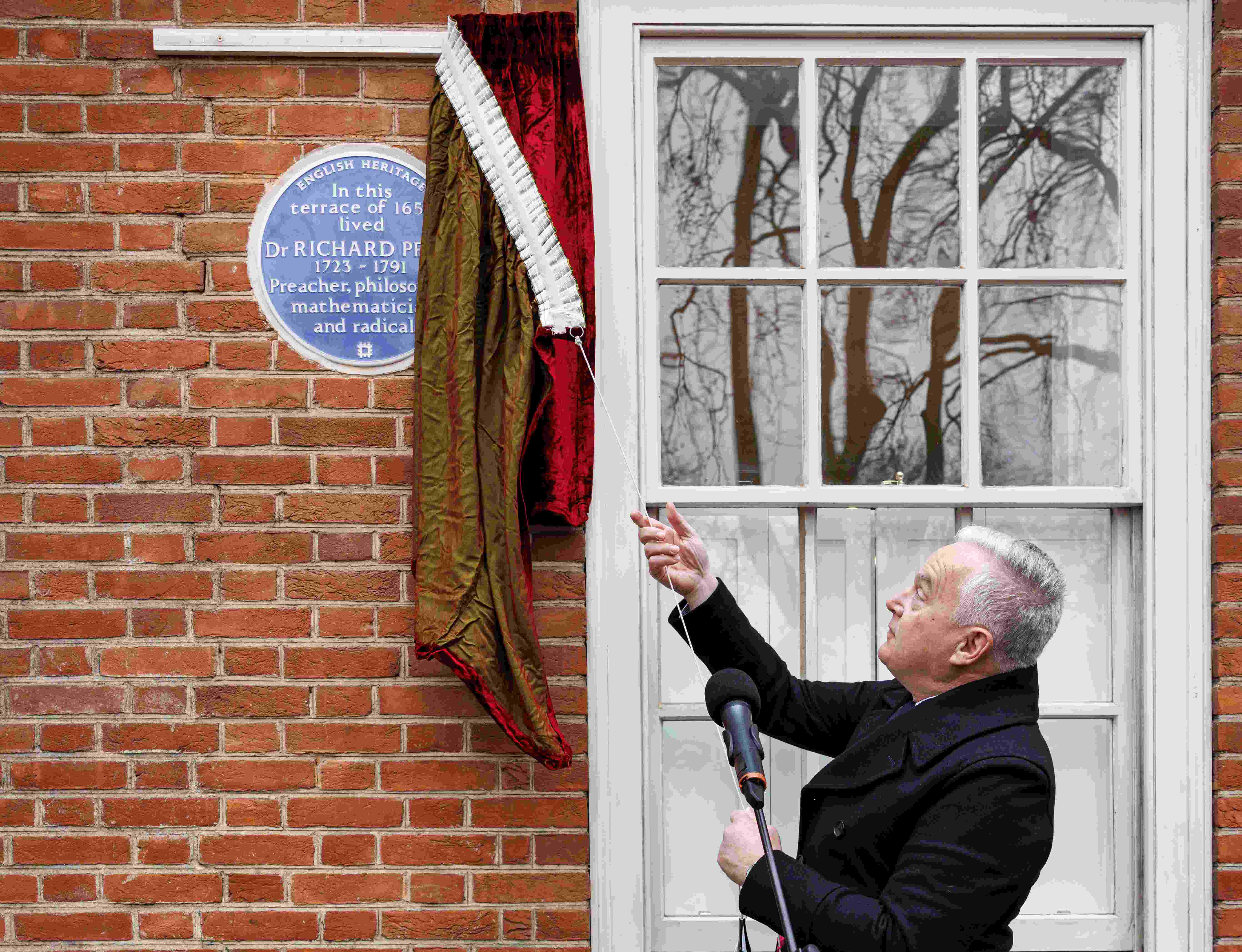 Broadcaster Huw Edwards unveils Dr Richard Price's blue plaque